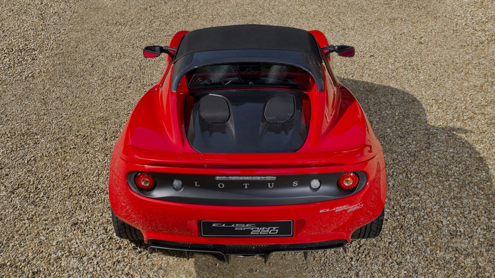 Οι μηχανικοί της Lotus έψαχναν τρόπο να καταστήσουν την Elise ακόμα πιο ελαφριά. Η λύση που βρήκαν ήταν να βάλουν ανθρακονήματα στην κατασκευή του οχή